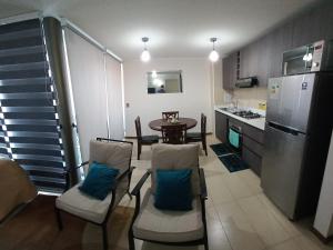 a kitchen and dining room with a table and chairs at DEPARTAMENTO EDIFICIO AZUL I in Iquique