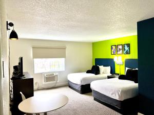 Voodi või voodid majutusasutuse Signature Inn Eugene toas