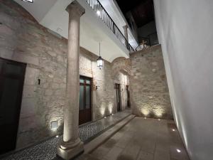 un pasillo vacío de un edificio con una columna en RAYON CANTERA en Morelia