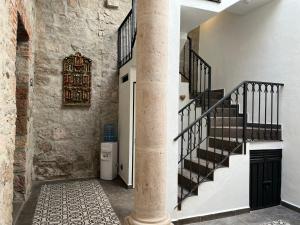 una escalera de caracol en un edificio con una columna en RAYON CANTERA en Morelia