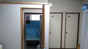 Bathroom sa コウノトリの里の宿