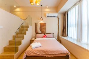 Una cama o camas en una habitación de Locals Apartment House 12