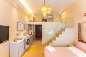 A kitchen or kitchenette at Locals Apartment House 12