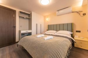 מיטה או מיטות בחדר ב-Locals Apartment Inn 21