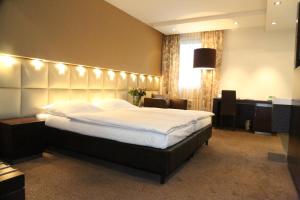 sypialnia z dużym łóżkiem z oświetleniem w obiekcie Prielmayerhof HOTEL w Linzu
