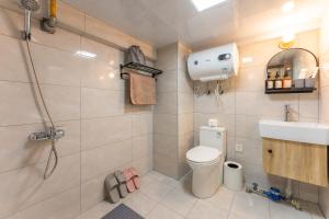 Ein Badezimmer in der Unterkunft Locals Apartment Inn 38