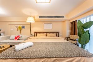 Llit o llits en una habitació de Locals Apartment Inn 38