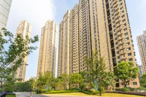 un groupe de grands bâtiments dans une ville dans l'établissement Locals Apartment Inn 38, à Jiang'an