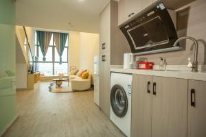 a kitchen with a washer and dryer in a room at Locals Apartment Place 44 in Zhanjiang