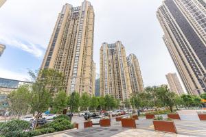 un grupo de edificios altos en una ciudad en Locals Apartment House 35, en Hankou