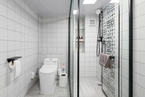 Een badkamer bij Locals Apartment Place 00