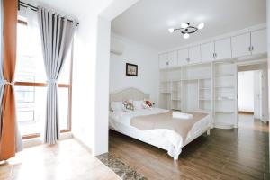 Een bed of bedden in een kamer bij Locals Apartment Inn 23