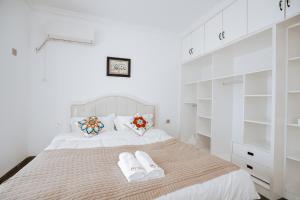 Een bed of bedden in een kamer bij Locals Apartment Inn 23