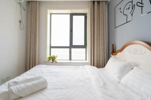Una cama o camas en una habitación de Locals Apartment Place 97