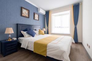 Cama ou camas em um quarto em Locals Apartment Inn 01