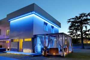 比萨生活09B&B设计酒店的一座前面有凉亭的建筑