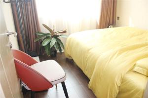 Un pat sau paturi într-o cameră la Locals Apartment Place 40