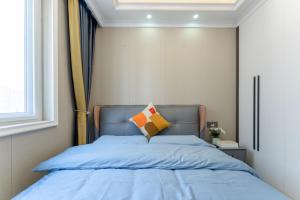 Ein Bett oder Betten in einem Zimmer der Unterkunft Locals Apartment Inn 12