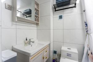 Locals Apartment Inn 12 tesisinde bir banyo