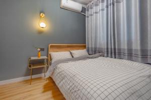 Una cama o camas en una habitación de Locals Apartment House 50