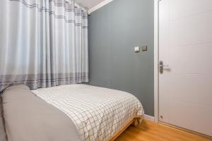 Una cama o camas en una habitación de Locals Apartment House 50