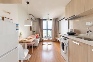 広州市にあるVanke Apartment Guangzhou South Railway Station Vanke Expo Expo Expo Olympic Park yueshidai square Changlong happy worldのキッチン、ダイニングルーム(ダイニングテーブル付)