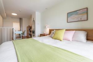 Postel nebo postele na pokoji v ubytování Vanke Apartment Guangzhou South Railway Station Vanke Expo Expo Expo Olympic Park yueshidai square Changlong happy world