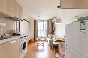 Kuchyň nebo kuchyňský kout v ubytování Vanke Apartment Guangzhou South Railway Station Vanke Expo Expo Expo Olympic Park yueshidai square Changlong happy world