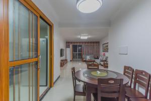 赣州【路客】楼梯房丨月租特惠|章贡区『赫本印象』南武当山|简洁大方|商务接待【2居】的一间带桌椅的餐厅和客厅