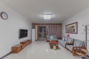 赣州【路客】楼梯房丨月租特惠|章贡区『赫本印象』南武当山|简洁大方|商务接待【2居】的有两张沙发和一台电视的客厅