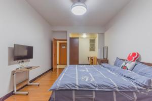 赣州【路客】楼梯房丨月租特惠|章贡区『赫本印象』南武当山|简洁大方|商务接待【2居】的一间配有大床和平板电视的卧室