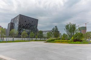 赣州【路客】楼梯房丨月租特惠|章贡区『赫本印象』南武当山|简洁大方|商务接待【2居】的城市的建筑物,有停车位