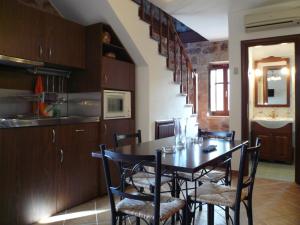 - une salle à manger avec une table et des chaises dans l'établissement Xenonas Thalis, à Skoutari