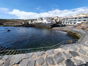 a body of water with buildings in the background at Casa Naihu in La Listada