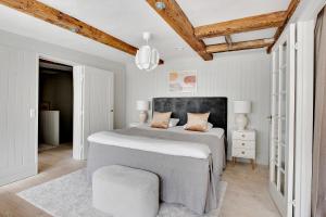 コペンハーゲンにあるSanders Secret - Pleasant Three-Bedroom Townhouse Near Main Attractionsの白いベッドルーム(大型ベッド1台、椅子付)