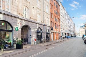 コペンハーゲンにあるSanders Secret - Pleasant Three-Bedroom Townhouse Near Main Attractionsの路上に駐輪する建物や自転車が並ぶ街道
