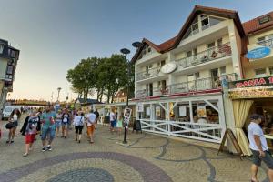 梅尔诺拉法别墅的一群人沿着大楼前的街道走着