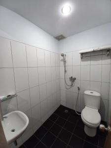Ett badrum på Grand Avira Hotel