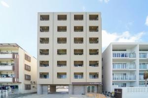 un edificio blanco con balcones en un lateral en Villa Awase 111 en Okinawa City