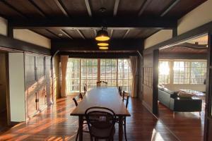 uma sala de jantar com uma mesa e cadeiras e um sofá em Hayama Isshiki Beach House -葉山 一色海岸の家 - ペット可 em Hayama