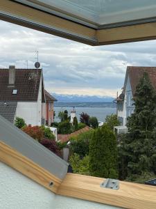 una vista desde la ventana de una casa en Ferienwohnung I Ferienhaus am Bodensee I Meersburg I Sauna I Fitness en Meersburg