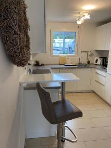 A cozinha ou kitchenette de Ferienwohnung I Ferienhaus am Bodensee I Meersburg I Sauna I Fitness