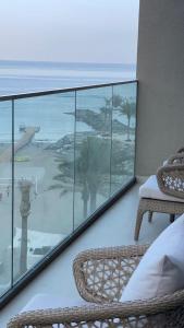 um quarto com uma varanda com vista para o oceano em luxury sea view Address Hotel apartment Fujairah em Fujairah