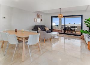 een eetkamer en een woonkamer met een tafel en stoelen bij Lotus 2349 in Casares