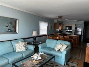 默特爾海灘的住宿－Boston Commons 201 Condo，客厅配有2张蓝色的沙发和1张桌子