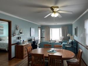 默特爾海灘的住宿－Boston Commons 201 Condo，客厅配有桌子和沙发