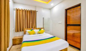 a bedroom with a bed with yellow and white at Itsy By Treebo - Shri Guru Service Apartment in Nagpur