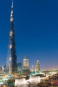 una vista nocturna de una ciudad con un edificio alto en Dream Inn Apartments - Burj Residences Burj Khalifa View en Dubái