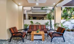 um pátio com um sofá, 2 cadeiras e uma mesa em Itsy By Treebo - Shri Guru Service Apartment em Nagpur
