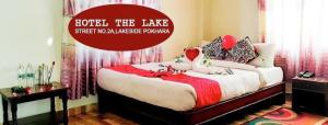 Uma cama ou camas num quarto em Hotel The Lake